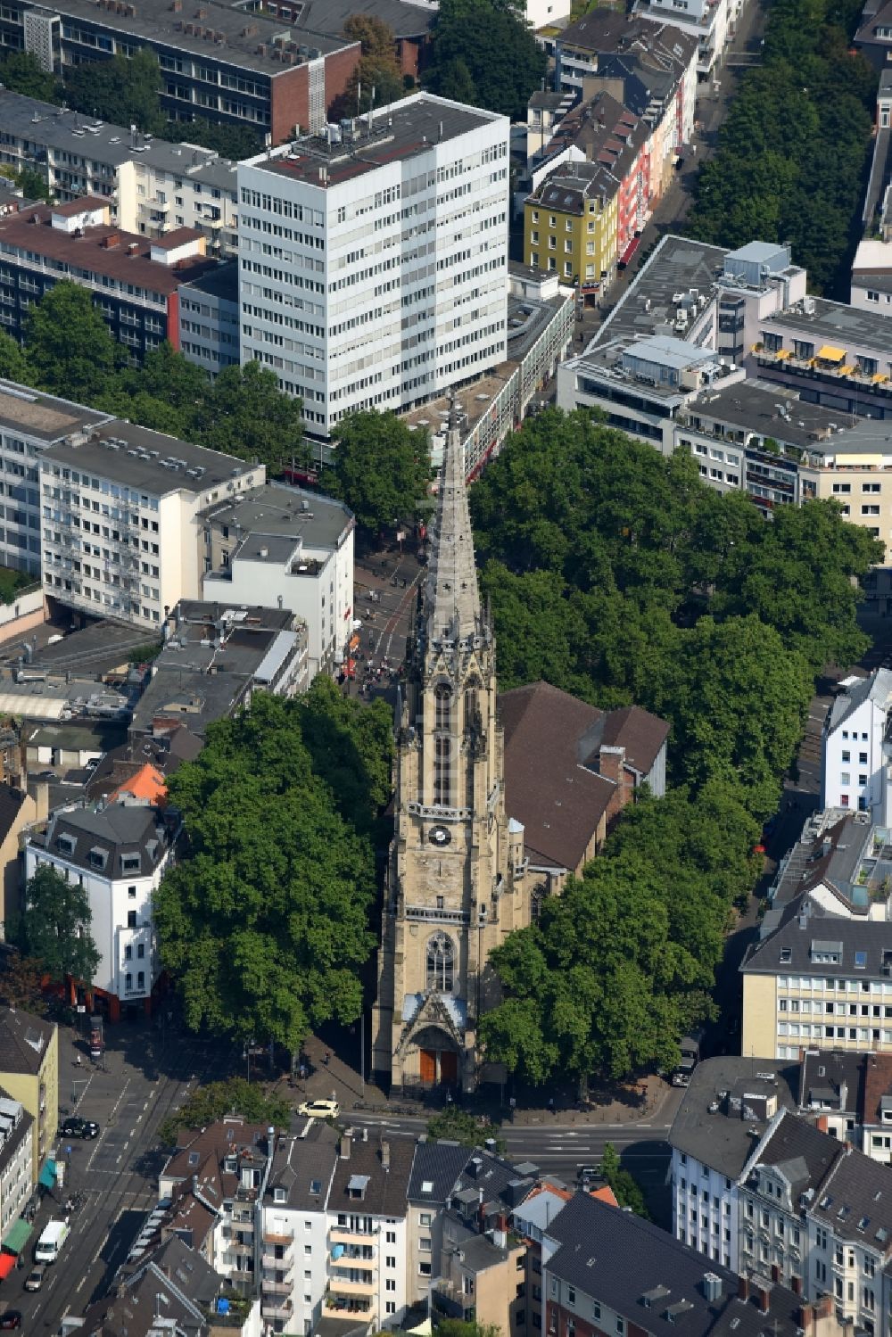 Köln from the bird's eye view: Church building Herz Jesu-Kirche (Kath. Pfarrkirche) on Zuelpicher Platz in Cologne in the state North Rhine-Westphalia, Germany