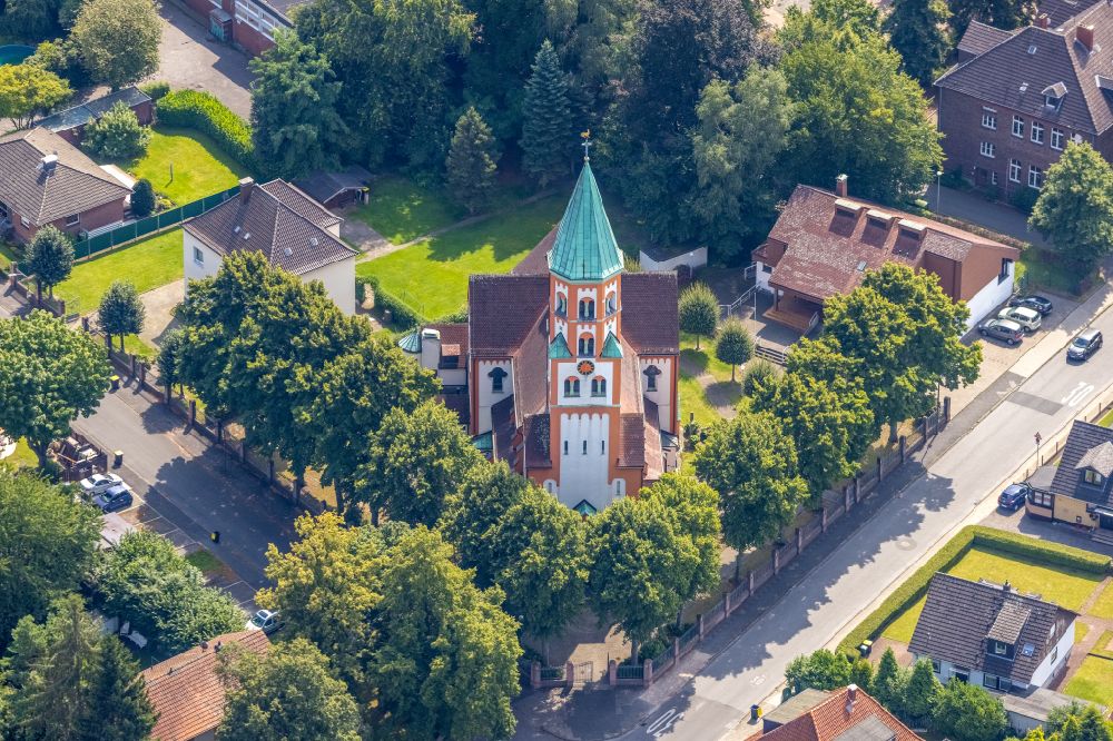 Aerial photograph Kamen - Church building of Herz-Jesu-Kirche on Proebstingstrasse - Westfaelische Strasse in the district Heeren-Werve in Kamen in the state North Rhine-Westphalia, Germany