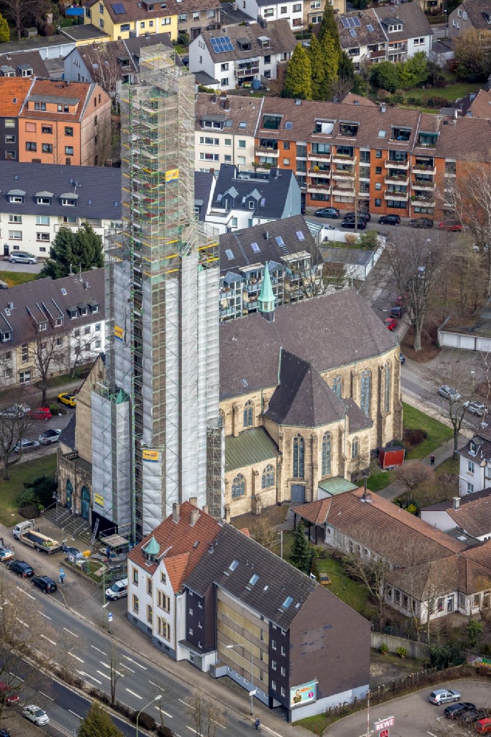 Aerial photograph Essen - Church building St. Hubertus on Toepferstrasse in Essen in the Ruhr area in the state North Rhine-Westphalia, Germany