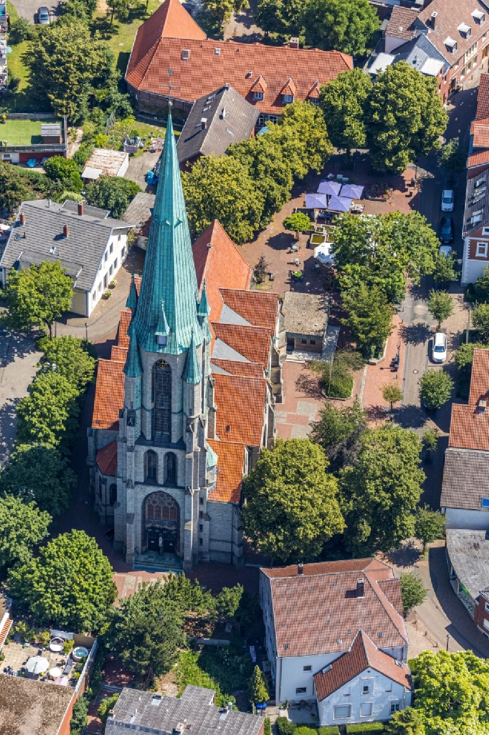 Altenberge from the bird's eye view: Church building St. Johannes Baptist in Altenberge in the state North Rhine-Westphalia, Germany