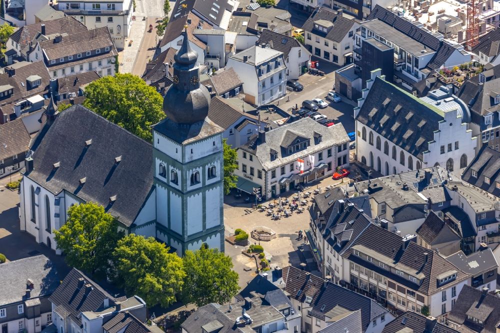 Attendorn from the bird's eye view: Church building St. Johannes Baptist and Alter Markt in the old town center of downtown in Attendorn in the state North Rhine-Westphalia, Germany