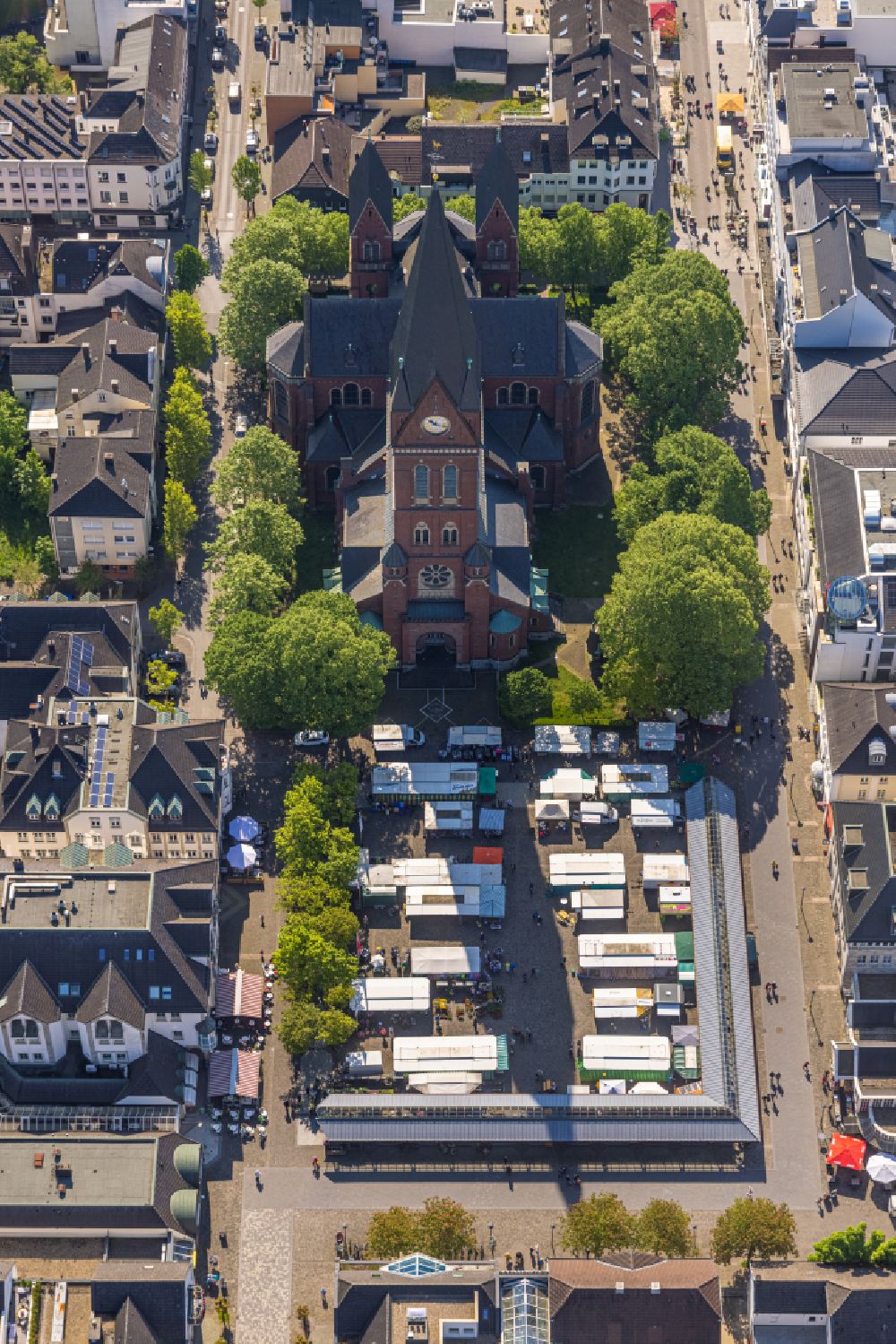 Aerial image Arnsberg - Church building of St. Johannes-Baptist Neheim (Sauerlaenof Dom) on Neheimer Markt in Arnsberg in the state North Rhine-Westphalia, Germany