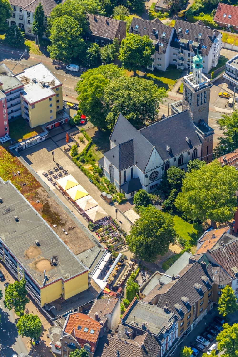 Herne from above - Church building of Johanneskirche on Richard-Wagner-Strasse in the district Wanne-Eickel in Herne in the state North Rhine-Westphalia, Germany