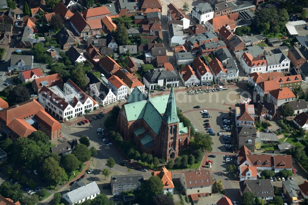 Aerial photograph Meldorf - Church building of the cathedral of der St.-Johannis-Kirche in Meldorf in the state Schleswig-Holstein