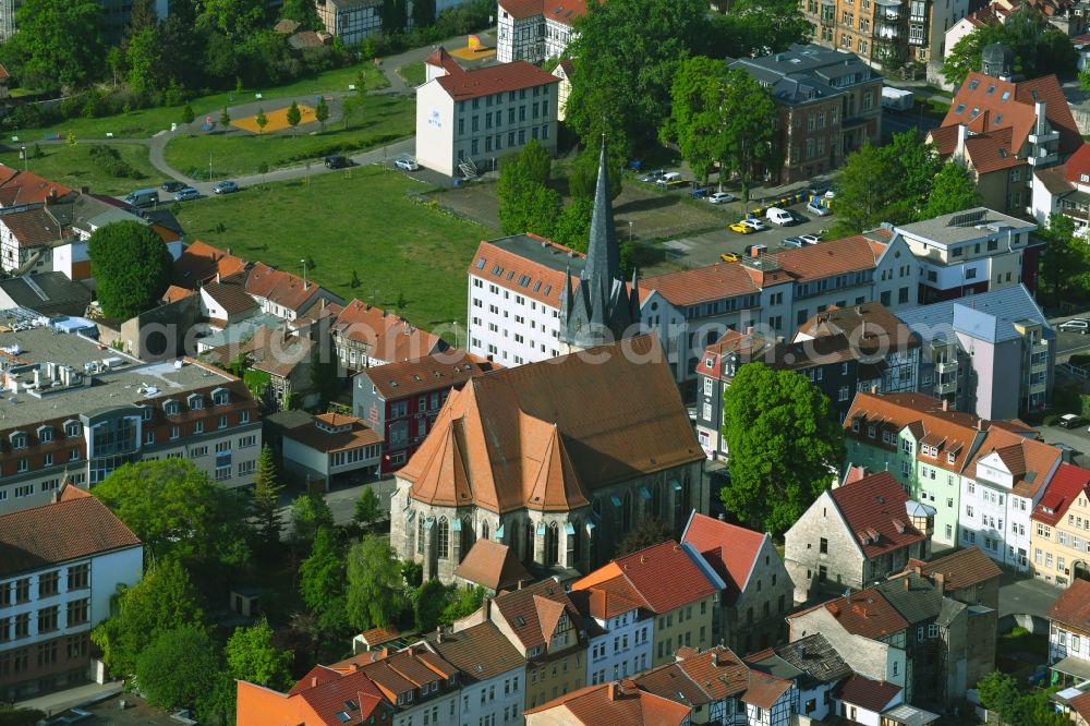 Mühlhausen from the bird's eye view: Church building in St. Josef - roemisch-katholische Pfarrkirche Old Town- center of downtown in Muehlhausen in the state Thuringia, Germany