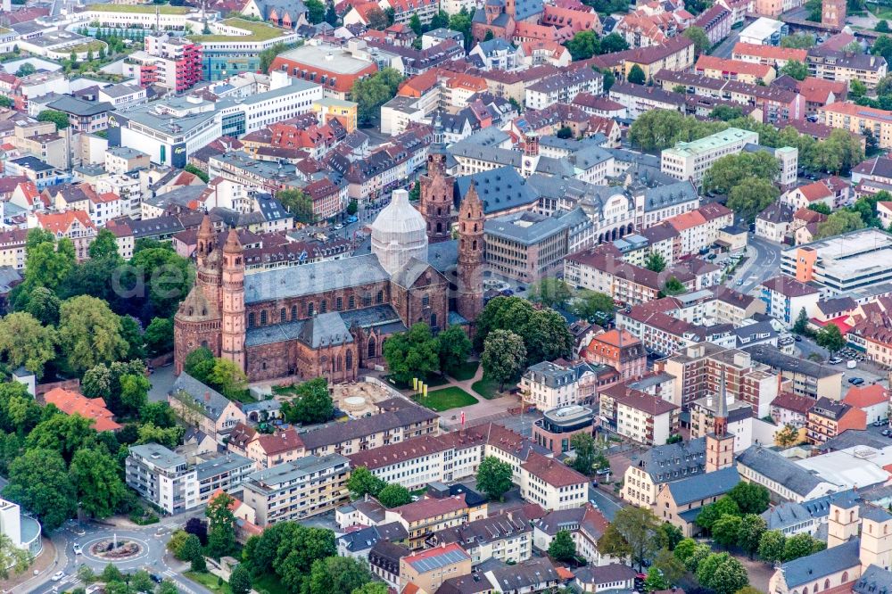 Worms from above - Church building of the cathedral Kaiser-Dom St. Peter in Worms in the state Rhineland-Palatinate, Germany