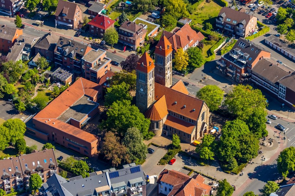 Münster from the bird's eye view: Church building in Kath. Kirche St. Clemens on Hohe Geest Old Town- center of downtown in Muenster in the state North Rhine-Westphalia, Germany