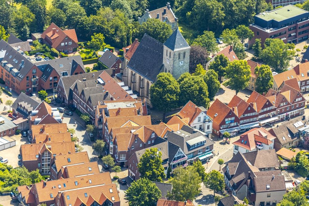 Aerial photograph Havixbeck - Church building Kath. Kirche St. Dionysius on Kirchplatz in the district Lasbeck in Havixbeck in the state North Rhine-Westphalia, Germany