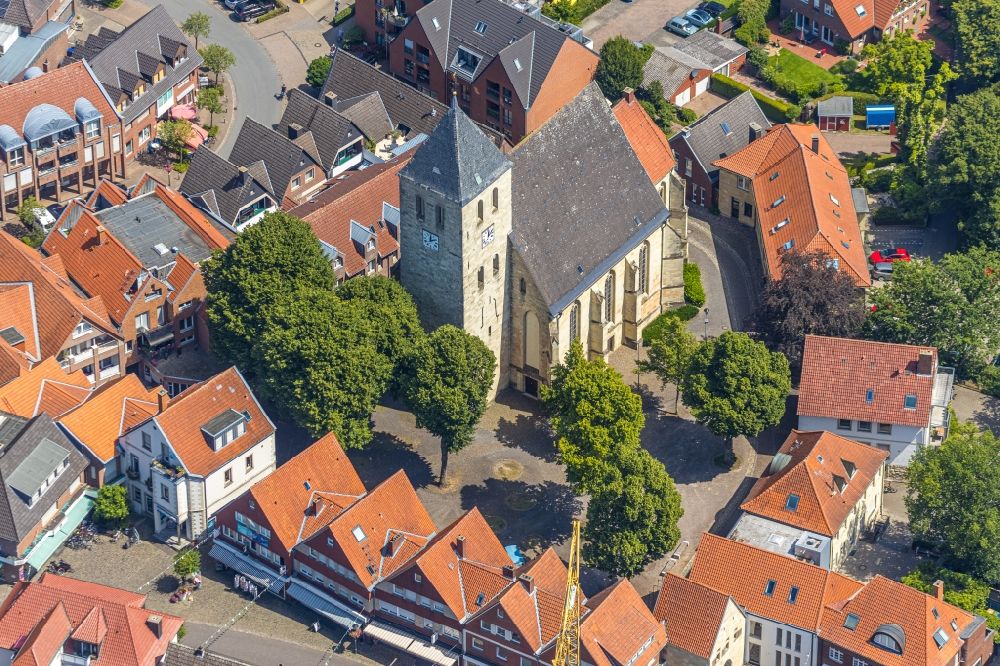 Havixbeck from the bird's eye view: Church building Kath. Kirche St. Dionysius on Kirchplatz in the district Lasbeck in Havixbeck in the state North Rhine-Westphalia, Germany
