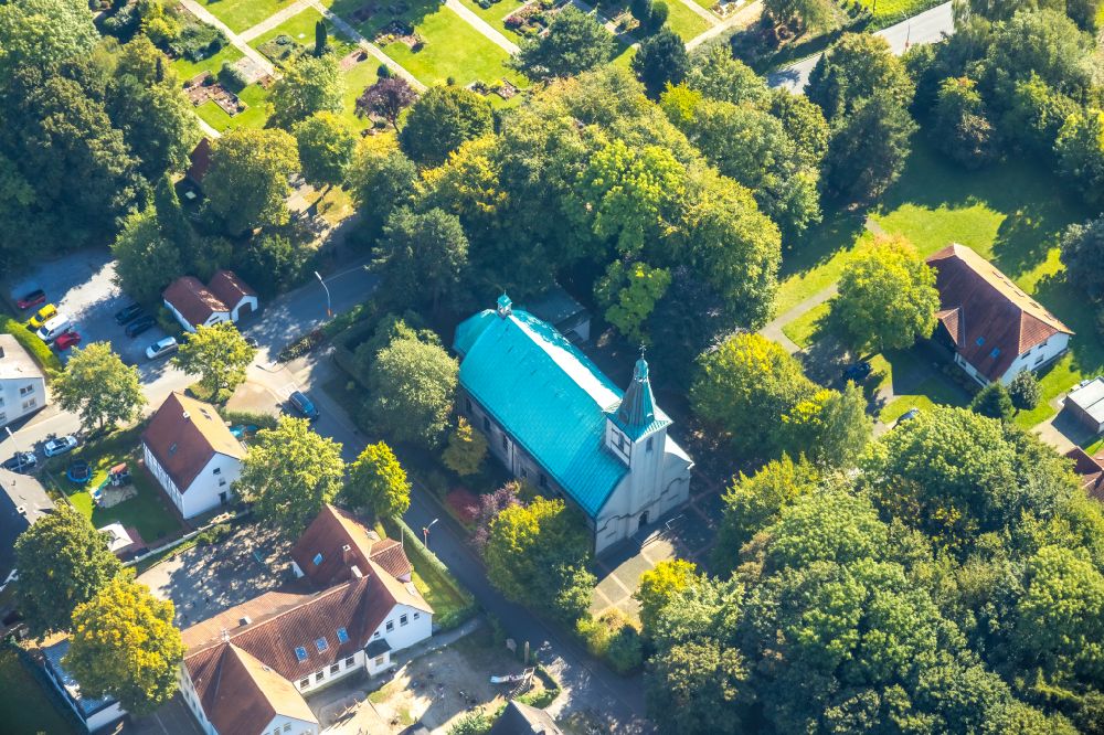 Aerial photograph Hemmerde - Church building Kath. Kirche St. Peter and Paul Hemmerde on street Friedhofsweg in Hemmerde in the state North Rhine-Westphalia, Germany