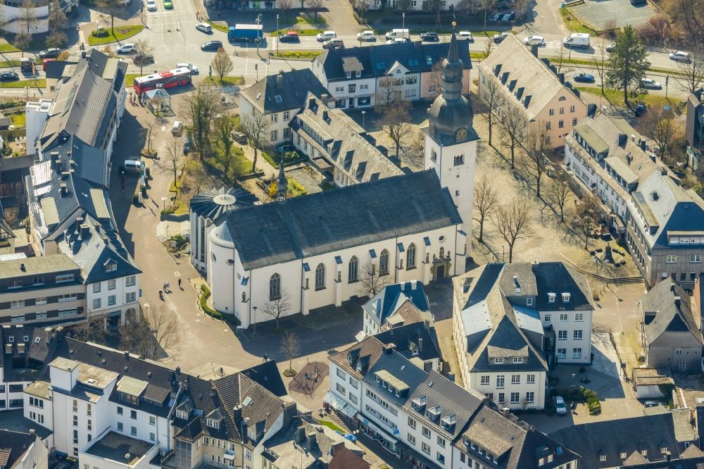 Meschede from the bird's eye view: Church building Kath. Kirchengemeinde St. Walburga on Stiftsplatz in Meschede in the state North Rhine-Westphalia, Germany