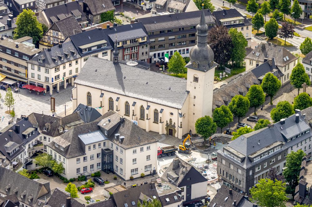 Aerial image Meschede - Church building Kath. Kirchengemeinde St. Walburga on Stiftsplatz in Meschede in the state North Rhine-Westphalia, Germany
