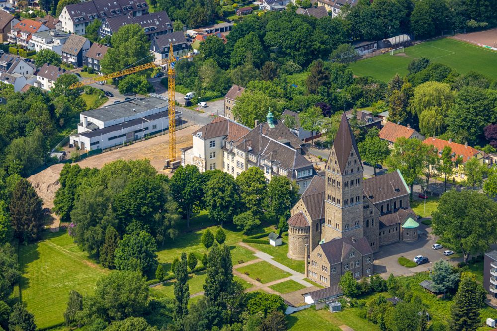 Aerial image Bochum - Church building Kath. Pfarr- and Kirchengemeinde Liebfrauen Bochum along the Hiltroper Landwehr in Bochum in the state North Rhine-Westphalia, Germany