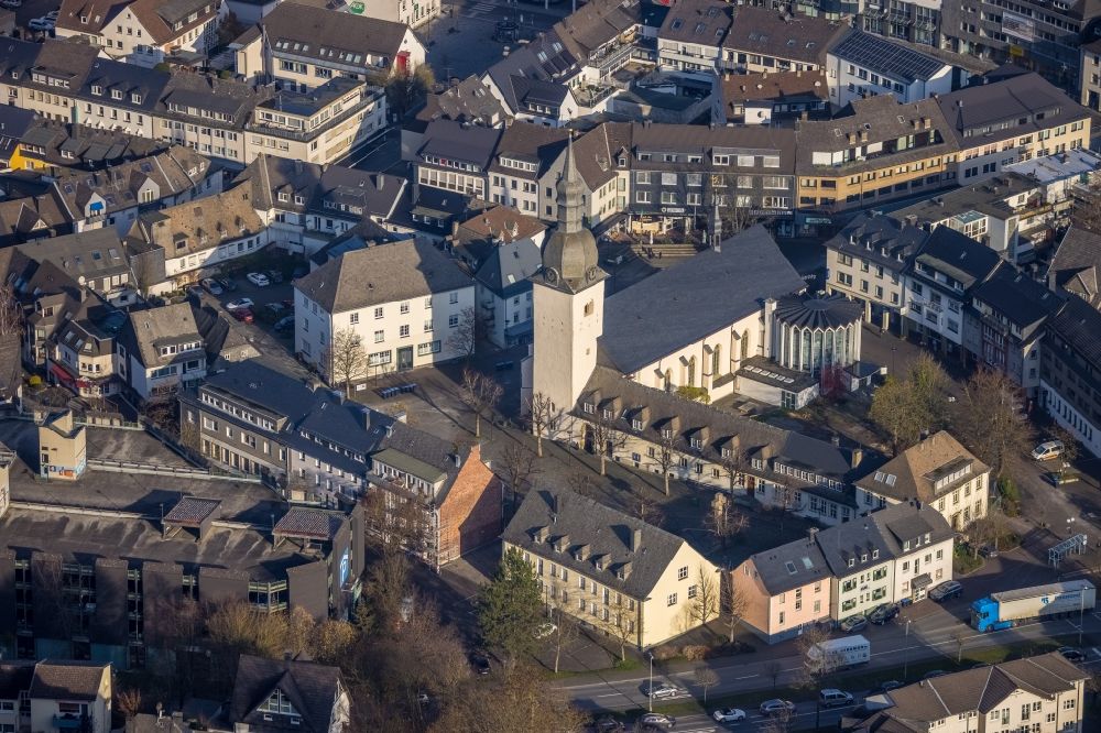 Aerial photograph Meschede - Church building Kath. Pfarrkirche St. Walburga on Stiftsplatz in Meschede at Sauerland in the state North Rhine-Westphalia, Germany