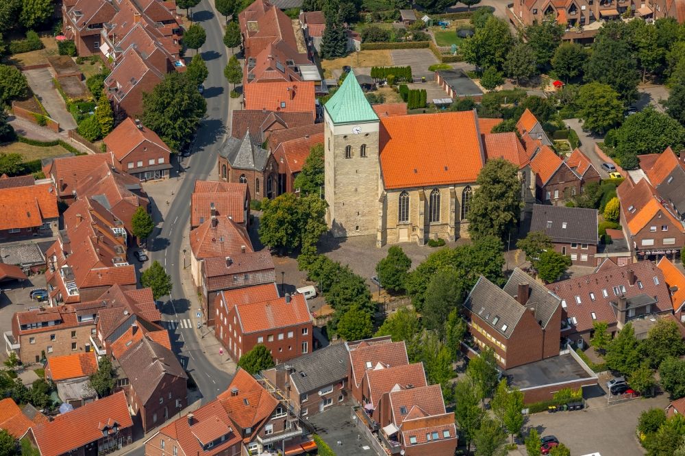 Aerial image Everswinkel - Church building Katholische Pfarrkiche St. Magnus on Kirchplatz in Everswinkel in the state North Rhine-Westphalia, Germany