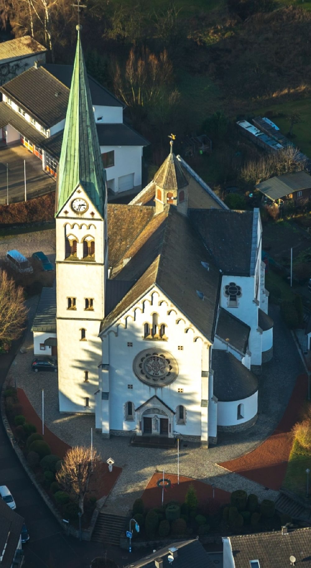 Aerial image Finnentrop - Church building katholische Pfarrkirche Sonkt Antonius on Einsiedler, Pfarrer-Schmalohr-Strasse in Finnentrop in the state North Rhine-Westphalia, Germany