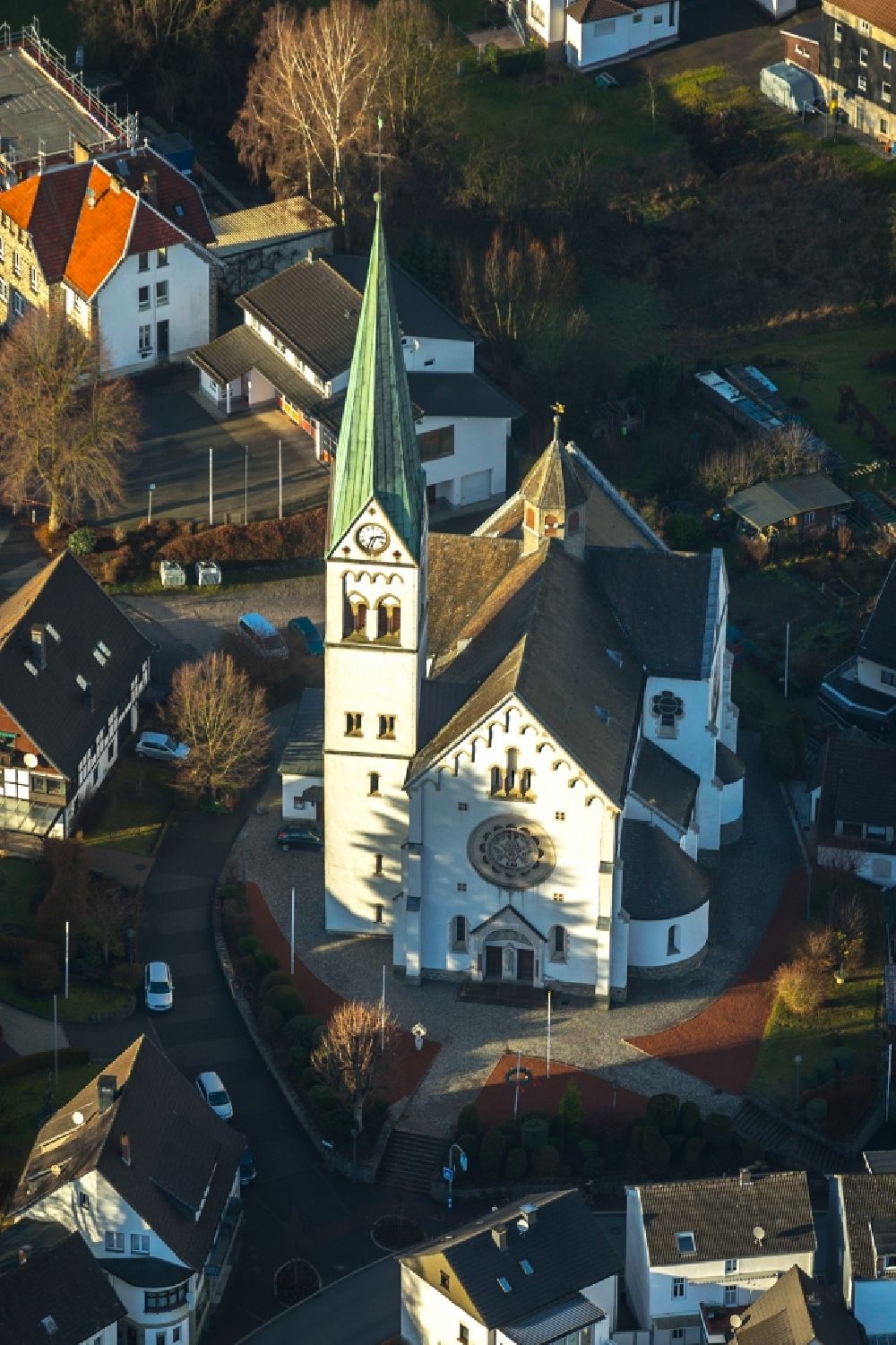 Aerial photograph Finnentrop - Church building katholische Pfarrkirche Sonkt Antonius on Einsiedler, Pfarrer-Schmalohr-Strasse in Finnentrop in the state North Rhine-Westphalia, Germany