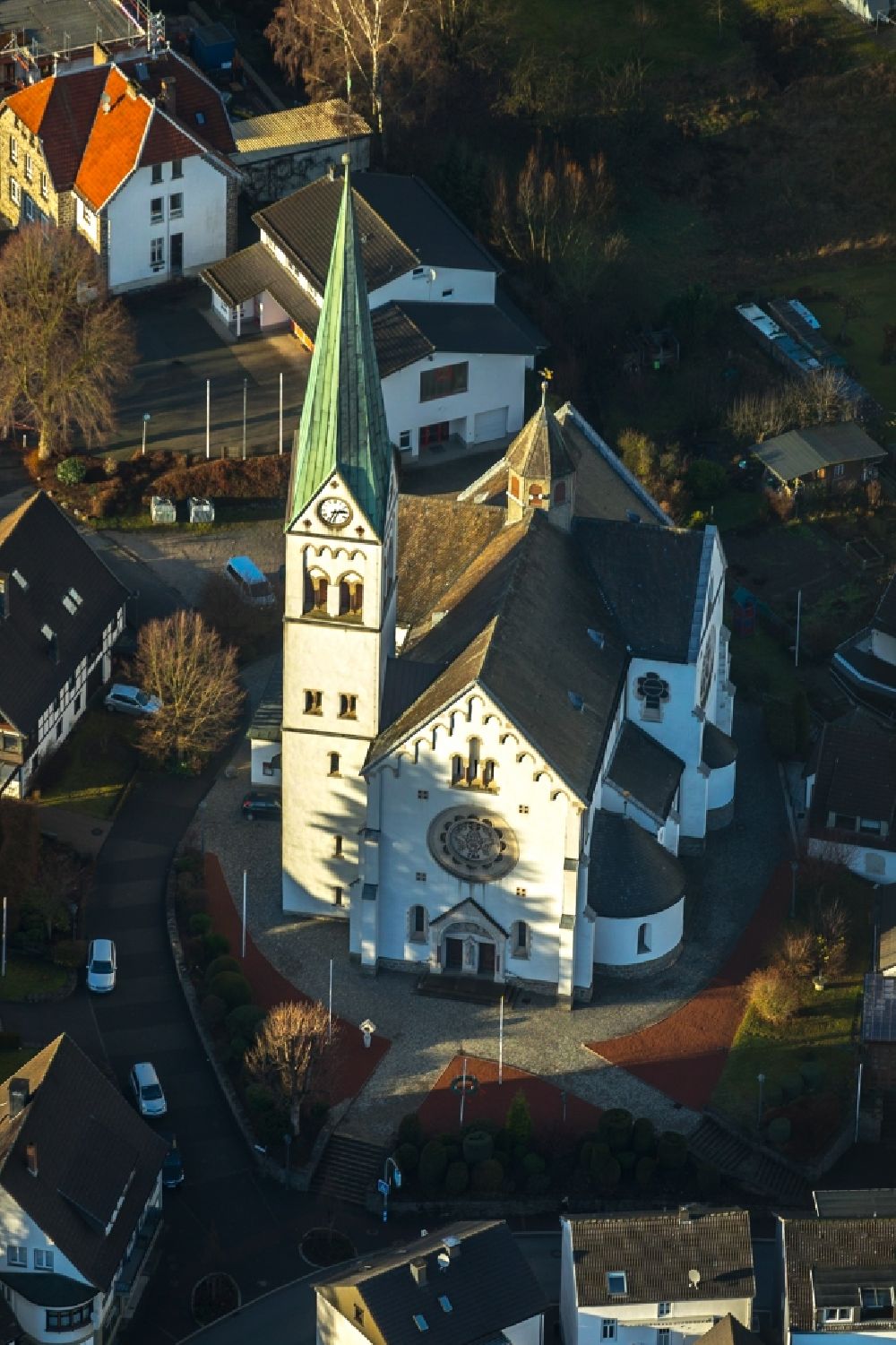 Finnentrop from the bird's eye view: Church building katholische Pfarrkirche Sonkt Antonius on Einsiedler, Pfarrer-Schmalohr-Strasse in Finnentrop in the state North Rhine-Westphalia, Germany