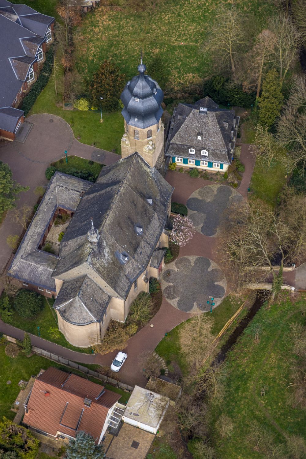 Aerial image Duisburg - Church building Katholische Pfarrkirche St.Hubertus on street Am Rahmer Bach in the district Rahm in Duisburg at Ruhrgebiet in the state North Rhine-Westphalia, Germany