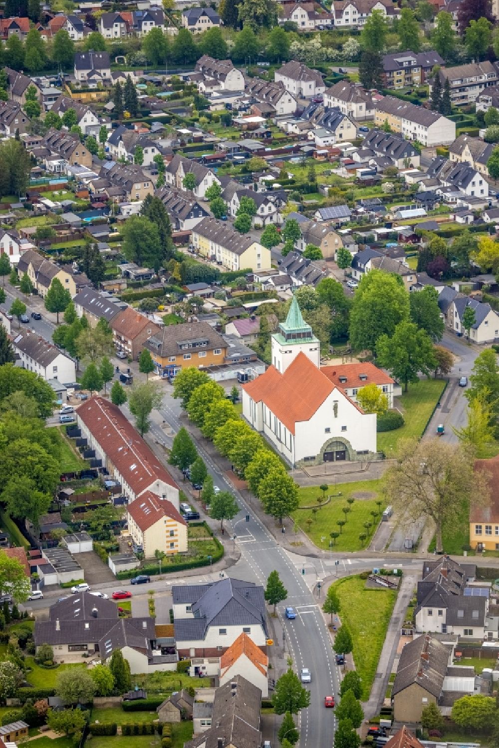 Gladbeck from the bird's eye view: Church building the Catholic Christian king church in Gladbeck in the federal state North Rhine-Westphalia