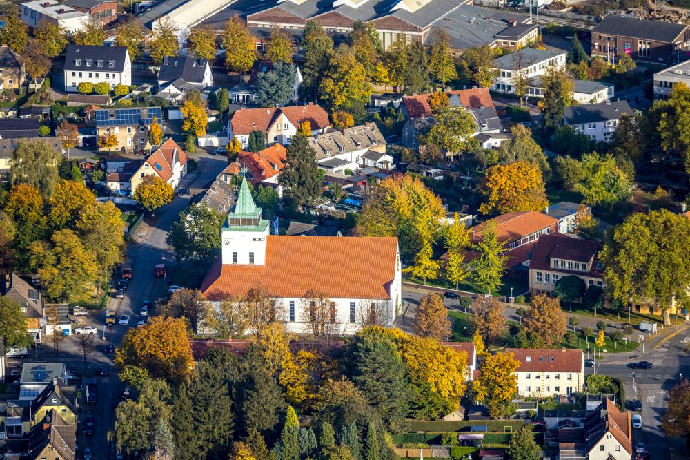 Aerial image Gladbeck - Church building the Catholic Christian king church in Gladbeck in the federal state North Rhine-Westphalia