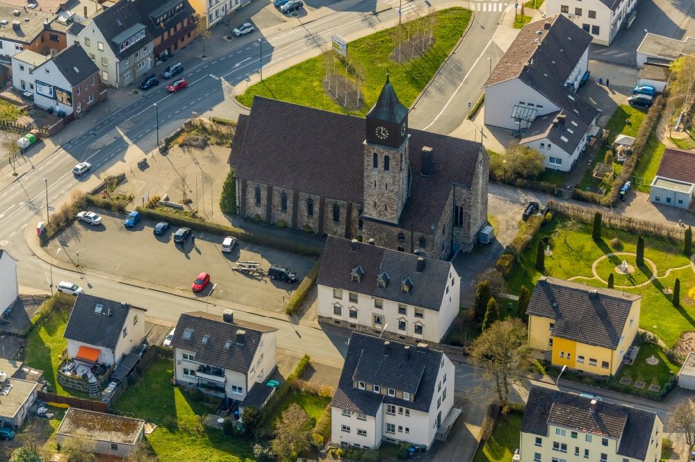 Aerial photograph Arnsberg - Church building of Katholischen Kirche Heilig Geist on Bahnhofstrasse in Arnsberg in the state North Rhine-Westphalia, Germany