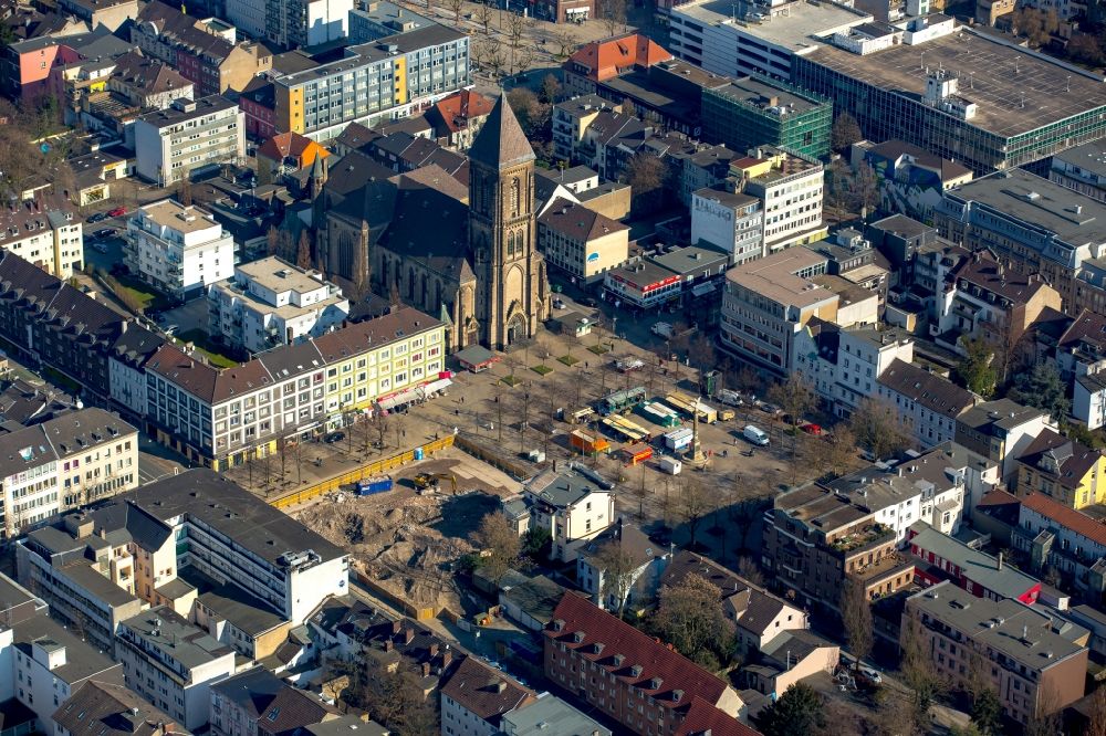 Oberhausen from the bird's eye view: Church building of the Catholic Church of the Sacred Heart in Altstadt- center at the Old Market in Oberhausen in North Rhine-Westphalia