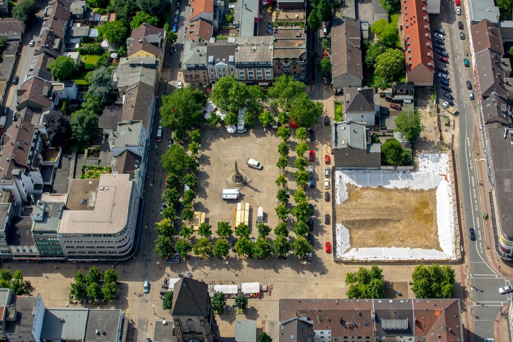 Aerial photograph Oberhausen - Church building of the Catholic Church of the Sacred Heart in Altstadt- center at the Old Market in Oberhausen in North Rhine-Westphalia