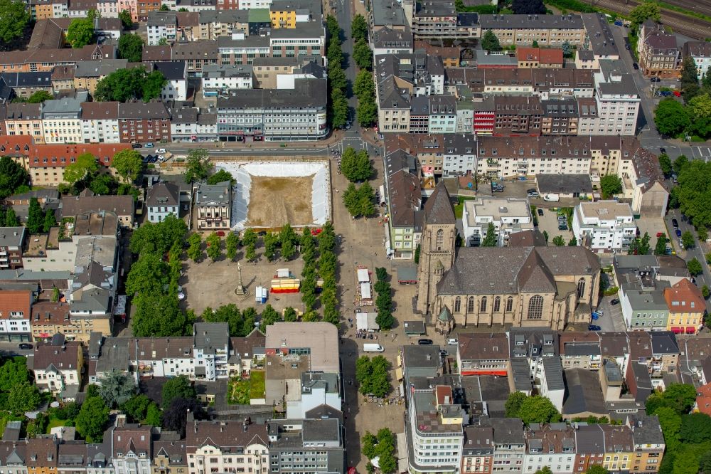Aerial image Oberhausen - Church building of the Catholic Church of the Sacred Heart in Altstadt- center at the Old Market in Oberhausen in North Rhine-Westphalia