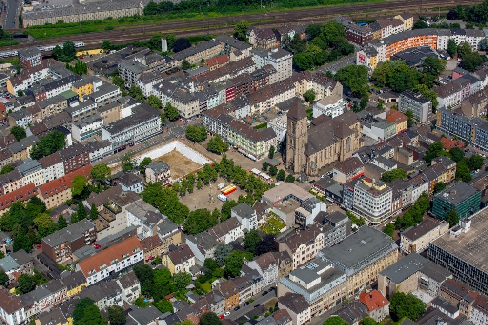 Aerial photograph Oberhausen - Church building of the Catholic Church of the Sacred Heart in Altstadt- center at the Old Market in Oberhausen in North Rhine-Westphalia