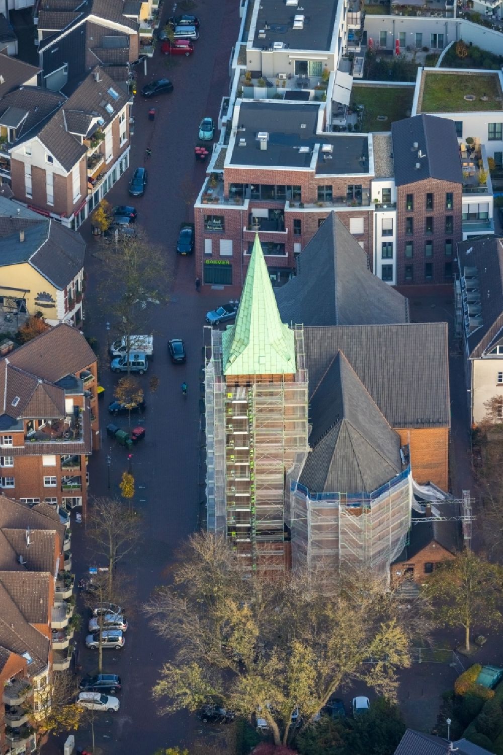 Aerial photograph Dinslaken - Church building in of Katholischen Kirchengemeinde St. Vincentius Dinslaken Old Town- center of downtown in Dinslaken in the state North Rhine-Westphalia, Germany