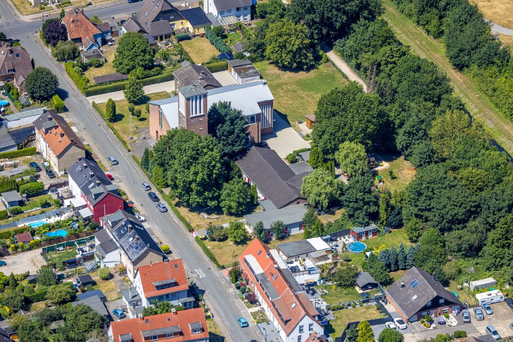 Aerial image Castrop-Rauxel - Church building of Katholischen Pfarrei Corpus Christi in the district Ickern in Castrop-Rauxel at Ruhrgebiet in the state North Rhine-Westphalia, Germany