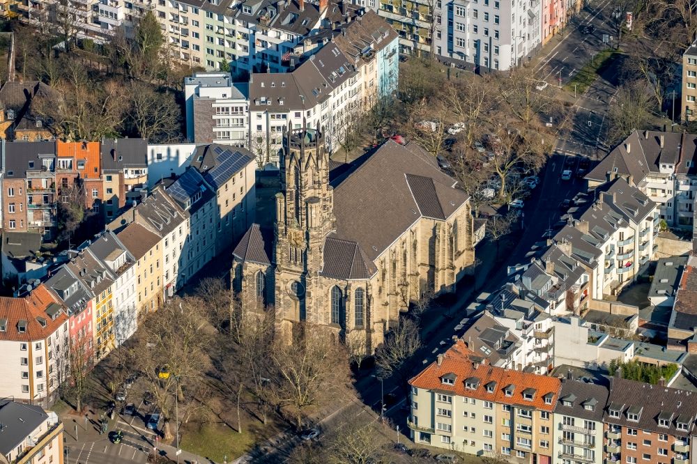 Aerial image Düsseldorf - Church building of Kirche Heilige Dreifaltigkeit on Juelicher Strasse in Duesseldorf in the state North Rhine-Westphalia, Germany