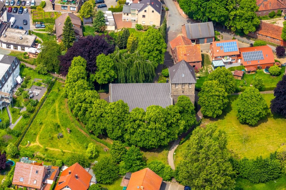 Aerial image Haltern am See - Church building of Kirche St. Lonbertus on Pastoratsweg in Haltern am See in the state North Rhine-Westphalia, Germany