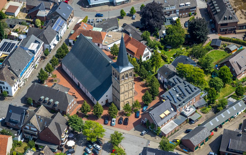 Aerial photograph Hamminkeln - Church building of Kirche St. Patritius in the district Dingden in Hamminkeln in the state North Rhine-Westphalia, Germany