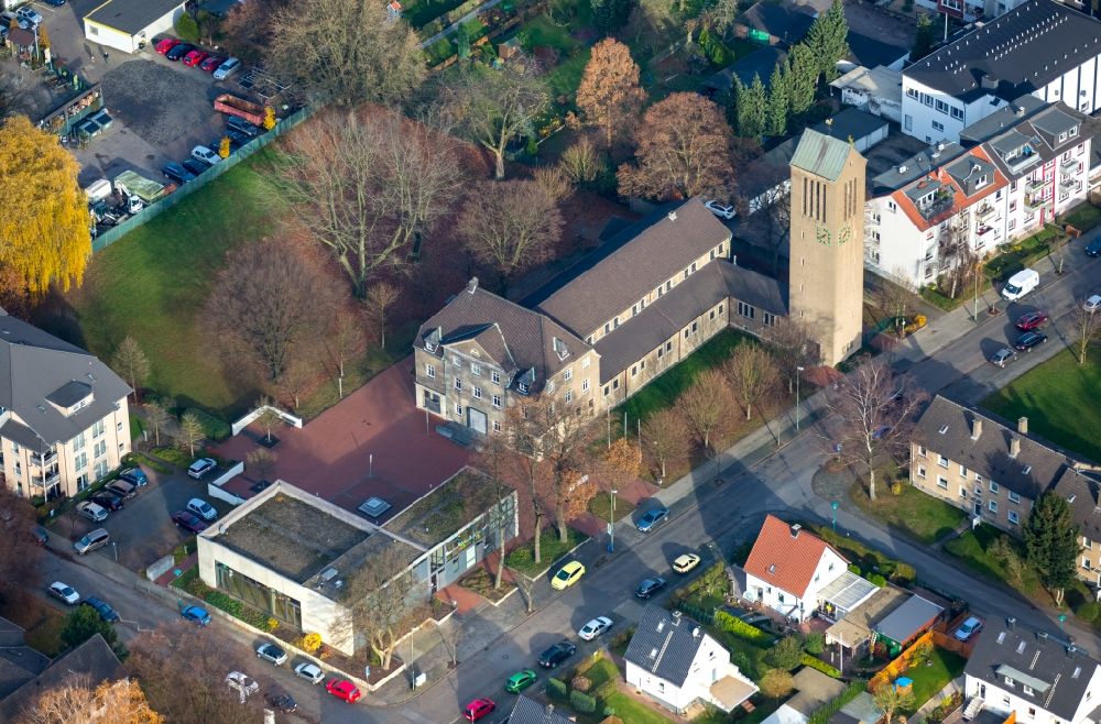 Aerial image Duisburg - Church building Kirchengemeinde St. Dionysius Walsum in the district Vierlinden in Duisburg in the state North Rhine-Westphalia
