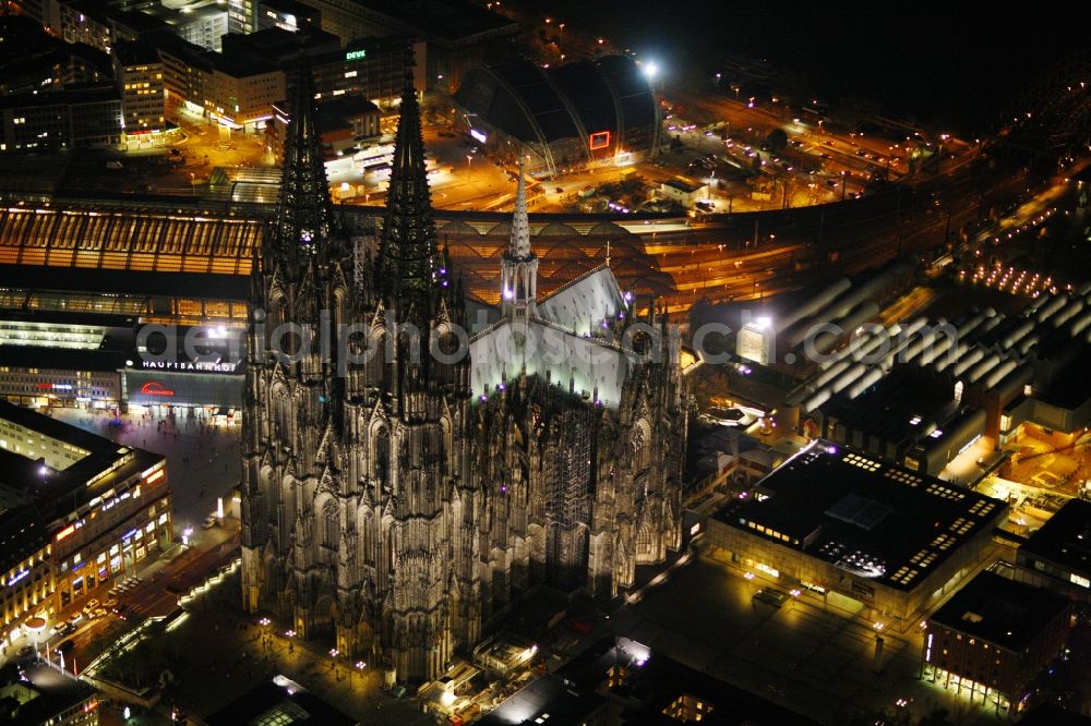 Köln from above - Church building Koelner Dom in the old town center in the district Innenstadt in Cologne in the state North Rhine-Westphalia - NRW, Germany