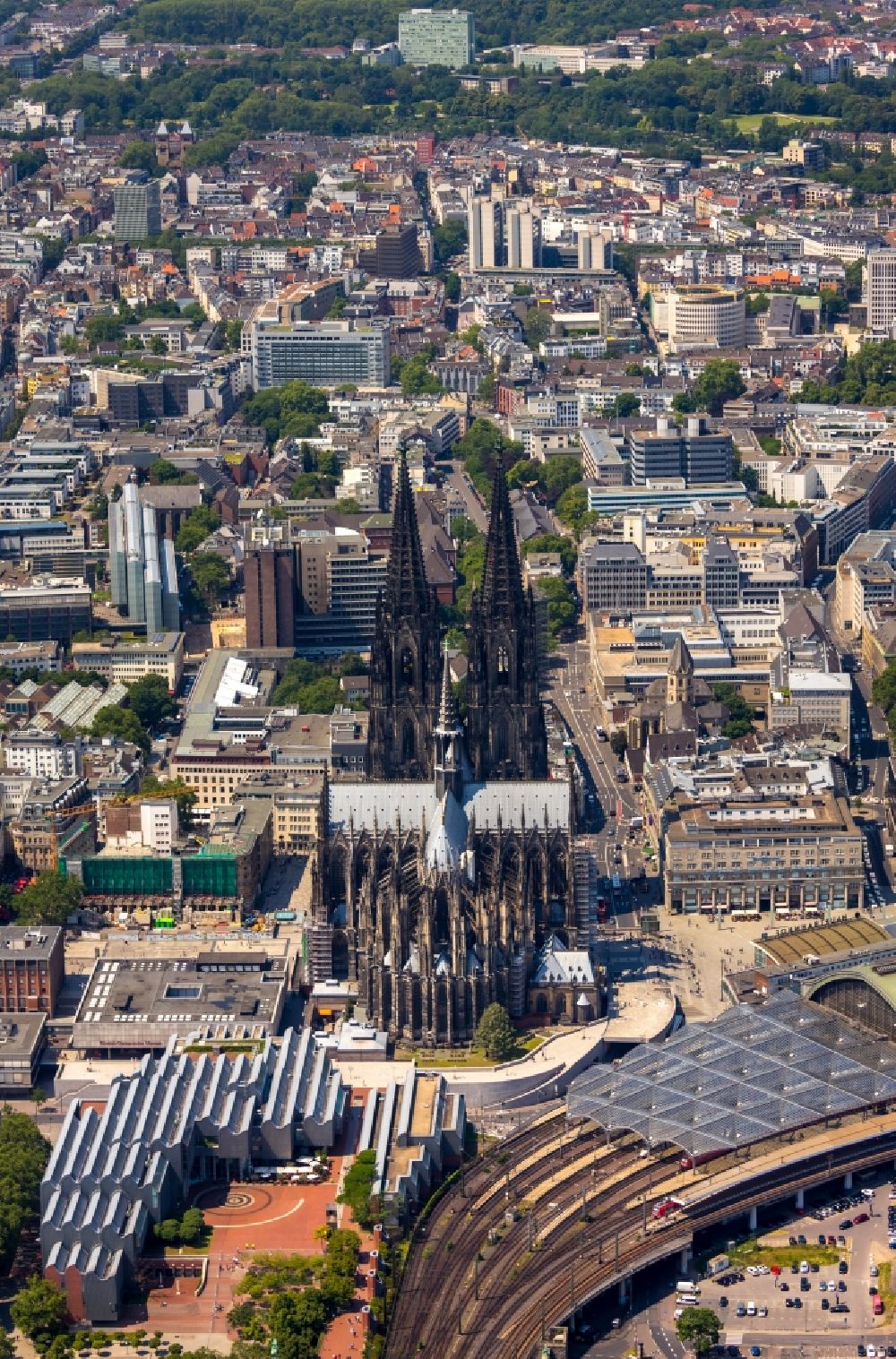 Aerial image Köln - Church building Koelner Dom in the old town center in the district Innenstadt in Cologne in the state North Rhine-Westphalia - NRW, Germany