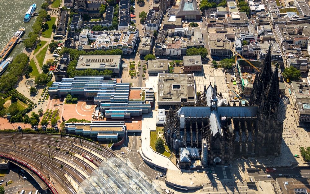 Aerial image Köln - Church building Koelner Dom in the old town center in the district Innenstadt in Cologne in the state North Rhine-Westphalia - NRW, Germany