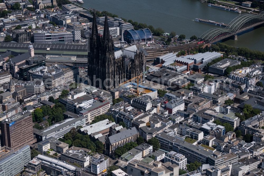 Köln from the bird's eye view: Church building Koelner Dom in the old town center in the district Innenstadt in Cologne in the state North Rhine-Westphalia - NRW, Germany