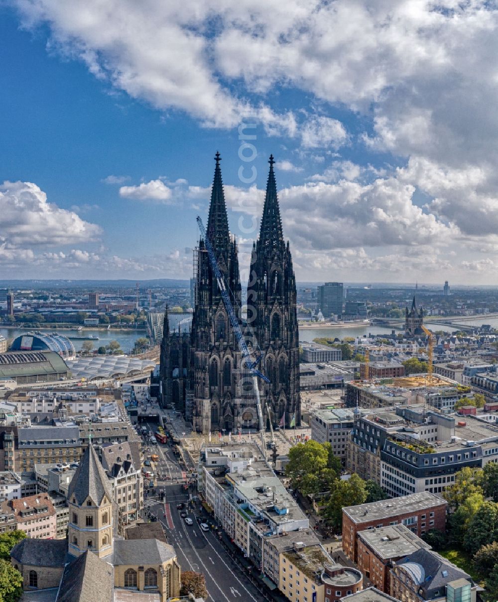 Köln from the bird's eye view: Church building Koelner Dom in the old town center in the district Innenstadt in Cologne in the state North Rhine-Westphalia - NRW, Germany