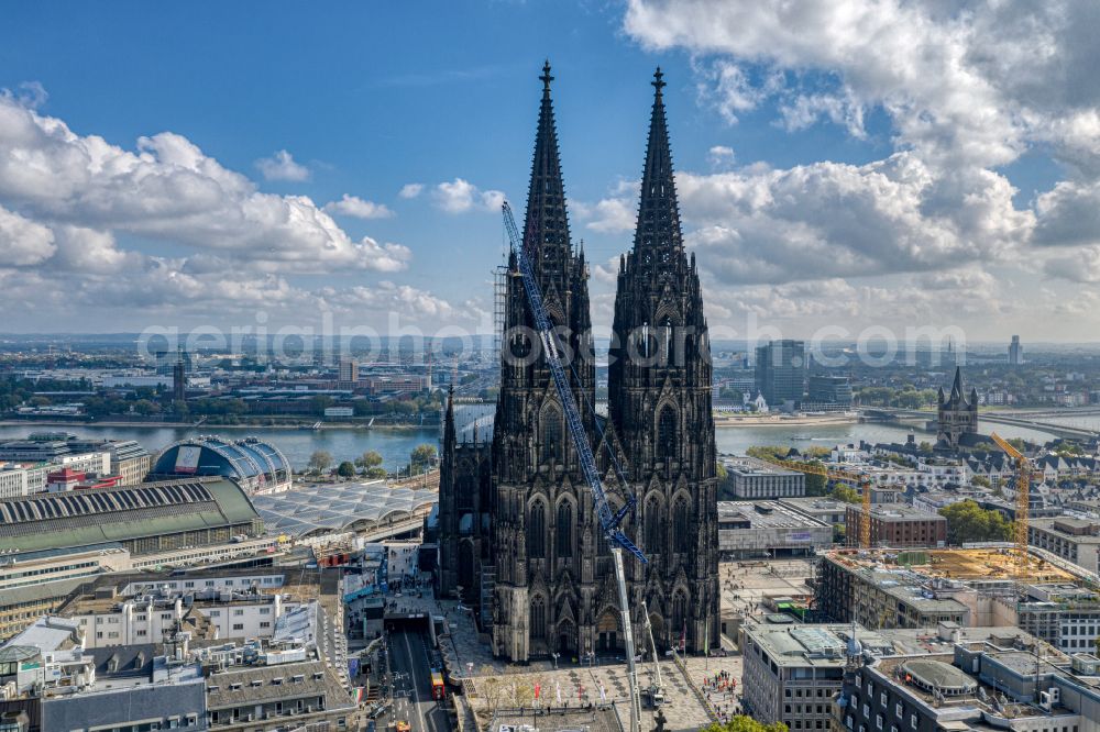 Köln from the bird's eye view: Church building in Koelner Dom on street Domkloster in the district Innenstadt in Cologne in the state North Rhine-Westphalia, Germany