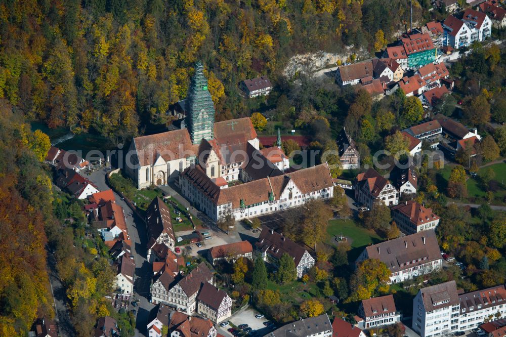 Blaubeuren from the bird's eye view: Church building Klosterkirche Blautopf on street Klosterhof in Blaubeuren in the state Baden-Wurttemberg, Germany