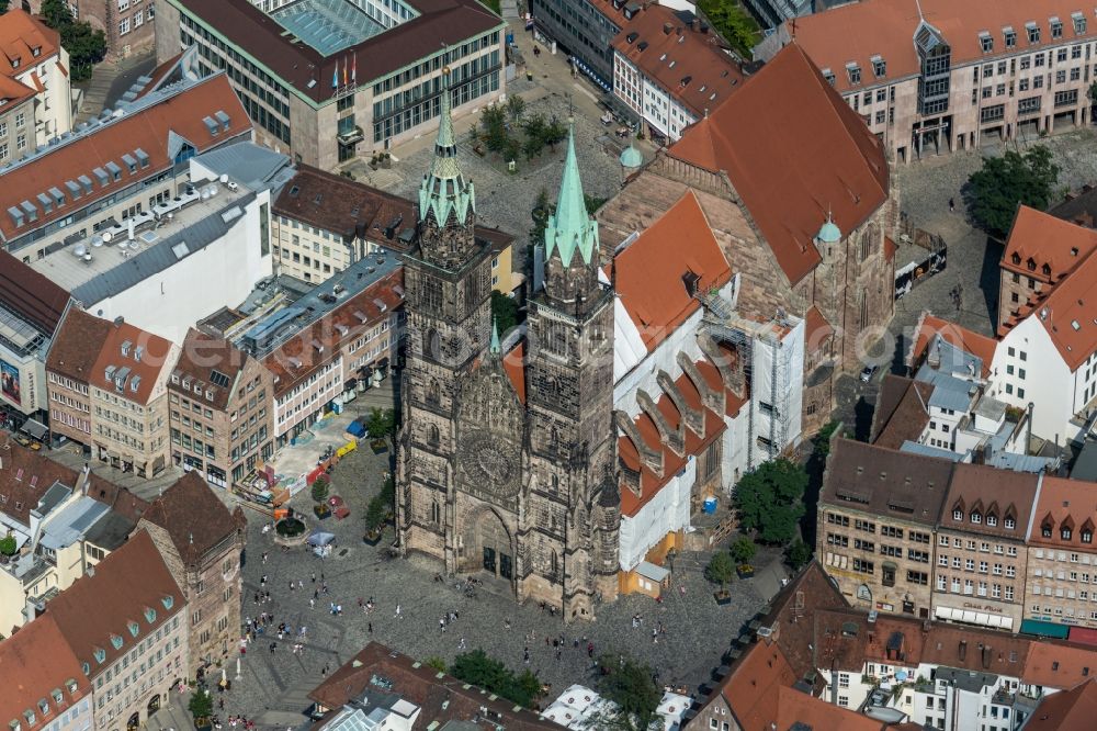 Aerial image Nürnberg - Church building in St. Lorenz - Lorenzkirche on Lorenzer Platz Old Town- center of downtown in the district Mitte in Nuremberg in the state Bavaria, Germany