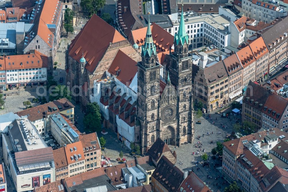 Aerial photograph Nürnberg - Church building in St. Lorenz - Lorenzkirche on Lorenzer Platz Old Town- center of downtown in the district Mitte in Nuremberg in the state Bavaria, Germany