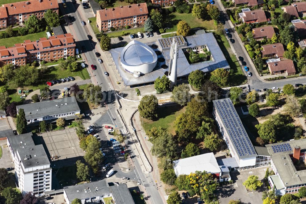 Aerial photograph Lüneburg - Church building of the Ev.-Luth. Paulus Gemeinde on Thorner Strasse in the district Ochtmissen in Lueneburg in the state Lower Saxony, Germany