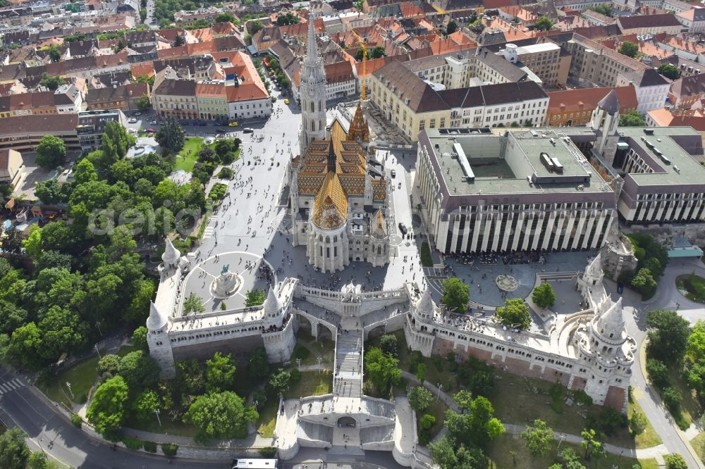 Aerial photograph Budapest - Church building in Mariae Himmelfahrt of Budaer Burg - Matthias Kirche Old Town- center of downtown in the district I. keruelet in Budapest in Hungary