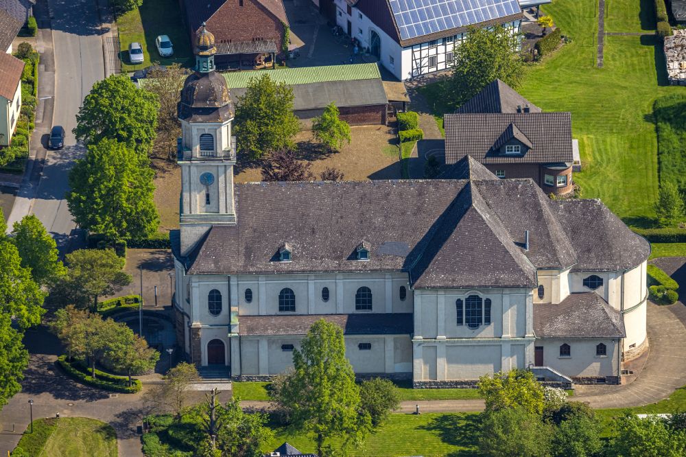 Bruchhausen from the bird's eye view: Church building of St. Maria Magdalena on Lindenstrasse in Bruchhausen in the state North Rhine-Westphalia, Germany