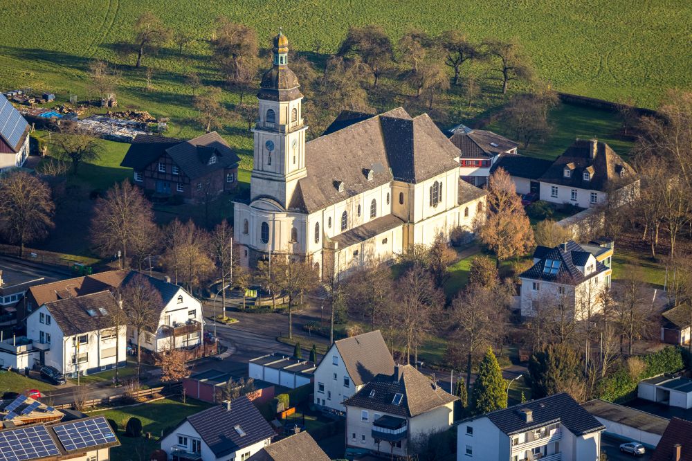 Bruchhausen from the bird's eye view: Church building of St. Maria Magdalena on Lindenstrasse in Bruchhausen in the state North Rhine-Westphalia, Germany