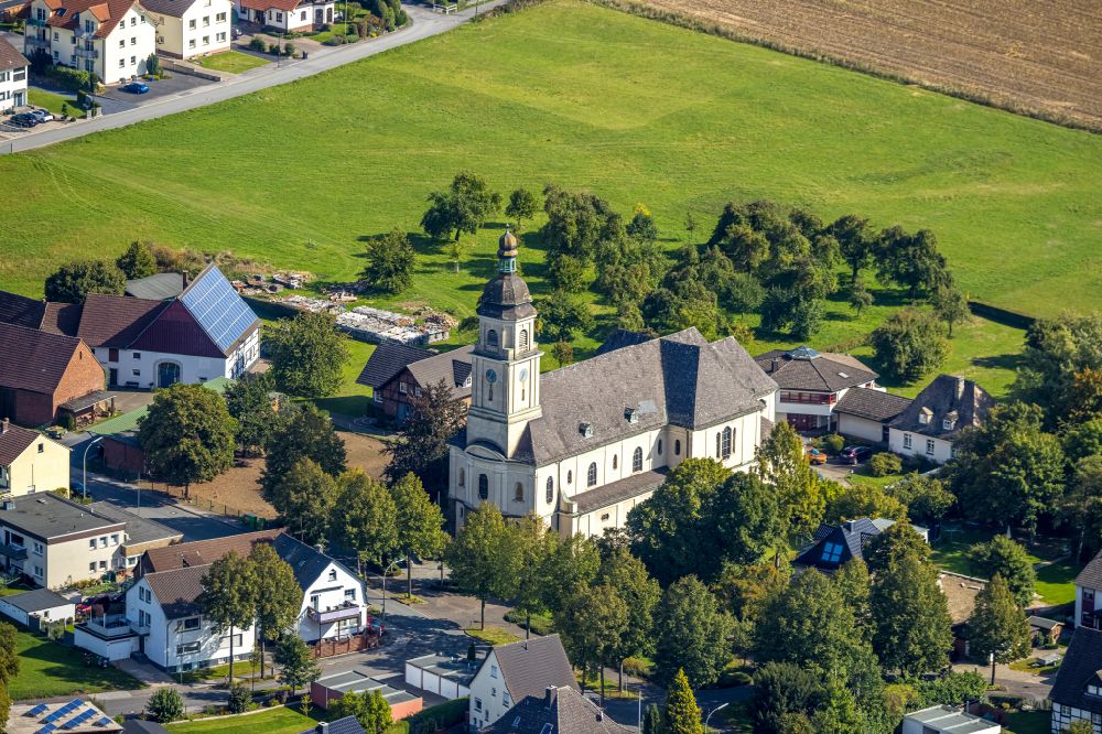 Aerial photograph Arnsberg - Church building of St. Maria Magdalena on Lindenstrasse in the district Bruchhausen in Arnsberg in the state North Rhine-Westphalia, Germany